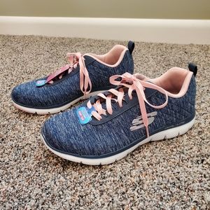 Sketchers Womens Sneakers, Size 7